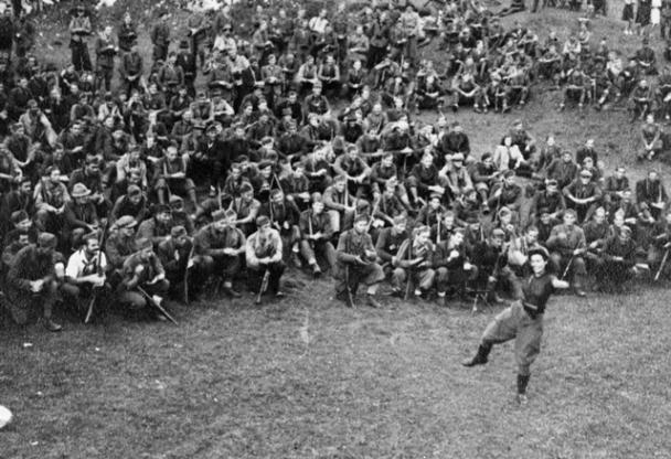 Nastop Marte Paulin-Brine na mitingu po prisegi Rabske brigade na Mašunu 23. septembra 1943; Foto: Jože Petek